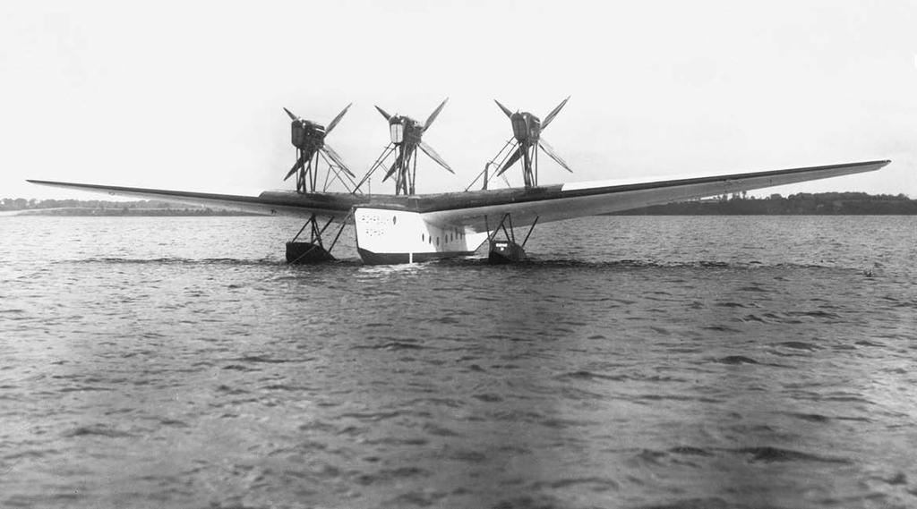 Abb. 14: Rohrbachs Flugboot Romar, um 1929. als Testpiloten bei der Rohrbach Metallflugzeugbau GmbH angestellt waren, ließen sich während eines Fluges in einer dreimotorigen Werksmaschine trauen.