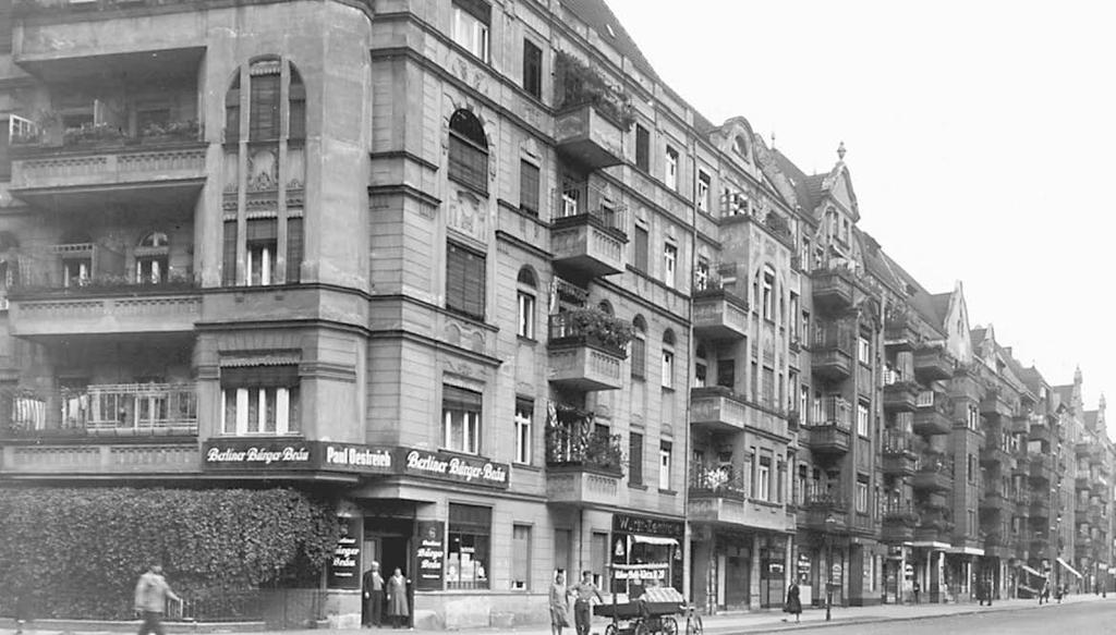 Abb. 19: Torf- Ecke Sprengelstraße mit Blick in die Sprengelstraße, 1934. Milch holten.