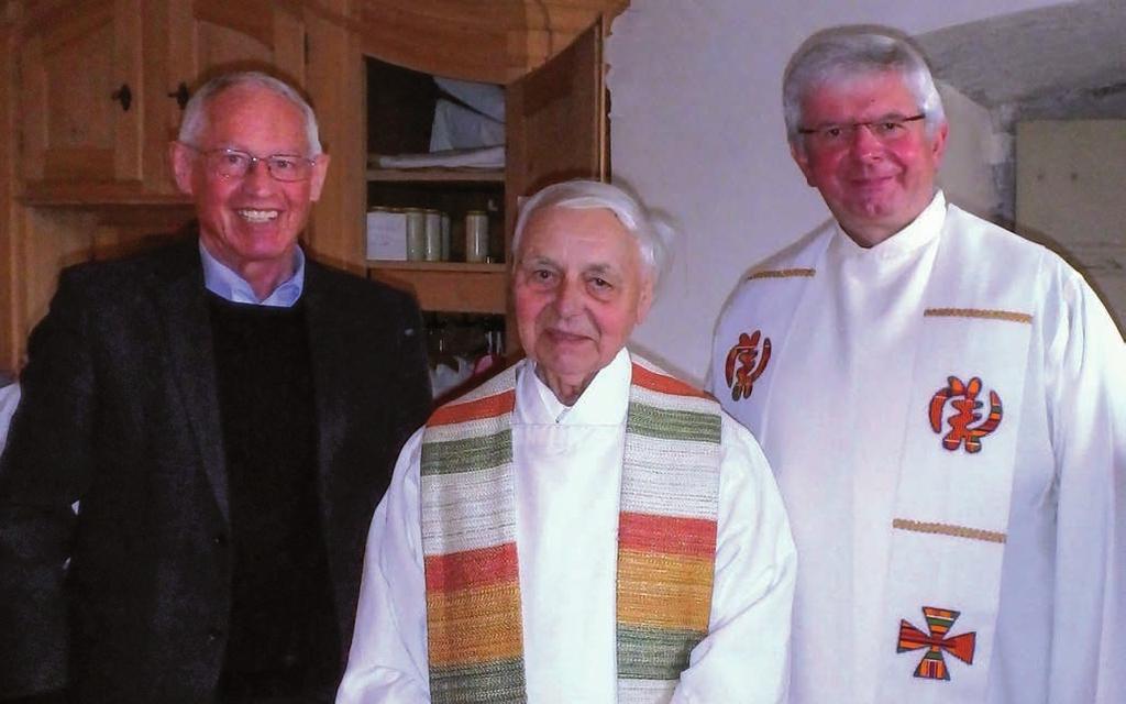 Der Bürgermeister informiert 60-jähriges Priesterjubiläum Der Geehrte (Bildmitte) sowie Pfarrer Joe Egle (Gaschurn) und Pater Adrian Am Sonntag, dem 7. Mai feierte unser Pfarrer Dr.