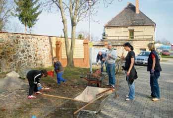 Bitte Stöcke dafür mitbringen. Die Jugendfeuerwehr Zwebendorf bietet gebastelte Osterdeko an. Der Baumschnitt wird am Donnerstag, dem 21.04.2011 abgeholt.