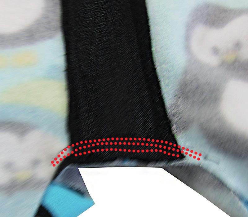Eine Reißverschlusseite abschrägen, so dass sich die außenliegende Spitze auf einer Höhe mit der anderen Reißverschlussseite befindet.