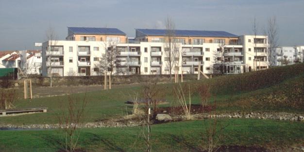 Anlagenbeschreibung Neckarsulm Inbetriebnahme 1997 Erdsonden-Wärmespeicher 63360 m³, 528 EWS 2 x 100 m³ Pufferspeicher 5670 m² Kollektorfläche 512 kw th Wärmepumpe in 2008 nachgerüstet Ca.