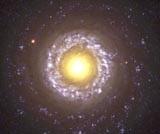 Seyfert-Galaxie NGC-7742 NASA/STSCI Anders als bei den Quasaren ist diese Strahlung allerdings viel energieärmer, in den Bereichen höherenergetischer Strahlung verblassen sie deutlich.