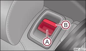 Sitzen und Verstauen 41 Rücksitze Sitzlehne der Rücksitzbank vorklappen Abb. 36 Sitzlehne entriegeln Die Rücksitzlehne kann vorgeklappt werden, um den Gepäckraum zu vergrößern.