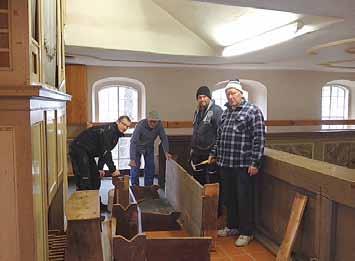 So wurde ein Schwammbefall an der Rathausseite festgestellt. Dennoch ist der Kirchenrat gewillt, im Sommer auch den II. Bauabschnitt mit Restauration des Altars und der Bänke zu beginnen.