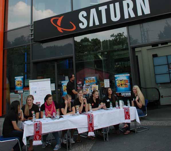 Volles Haus und KSC Damenpower Saturn feierte mit seinen Kunden den 1. Geburtstag am Standort Köpenick An den letzten Augusttagen war am Elcknerplatz vor dem S- Bahnhof Köpenick besonders viel los.