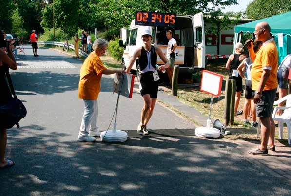Ein stiller Triathlon für einen guten Zweck Ulrike Kansteiner (Turngemeinde in Berlin) gewinnt die olympische Distanz der Frauen Beim Grünheider Triathlon ist alles ein bisschen anders.