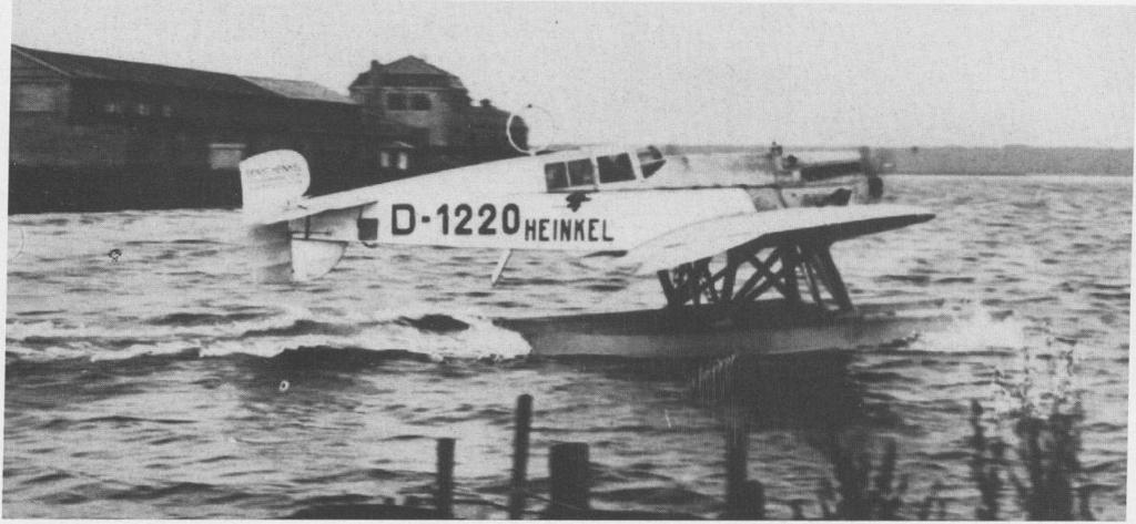 Als Weiterentwicklung der HE 6 bauten die Ernst Heinkel Flugzeugwerke Ende 1928 zwei Exemplare des Musters HE 10 für die Langstrekken- und Funkerschulung der Deutschen Verkehrsfliegerschule (DVS) mit