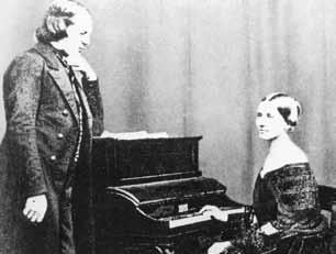 Während Scherzo und Romanze ein letztes Mal an die poetische Musik der romantischen Klavierepoche anknüpfen, sind die strengere Gigue und die freiere Fughette die ersten veröffentlichten Zeugnisse