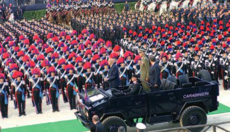 Italien akkreditierten diplomatischen Korps hatten auf der Ehrentribüne mit Italiens Staatspräsident Giorgio Napolitano und Verteidigungsminister Ignazio La Russa und dem neuen