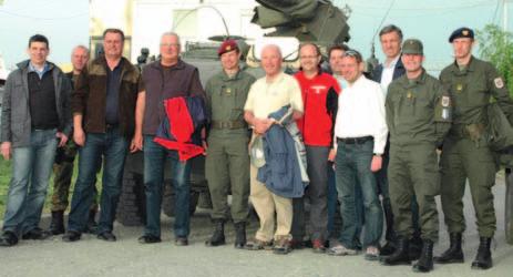 April 2009 den Kommandanten der Multinational Task- Force-South (MNTF-S) Brigadier Thomas Starlinger und die österreichischen Soldaten der Eingreiftruppe.