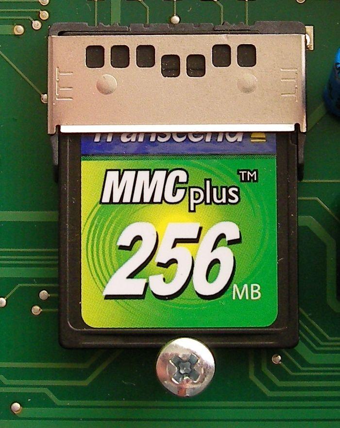 2.6 DE MP3-SPECHERKARTE m nneren des Gerätes befindet sich ein Kartenslot für handelsübliche Multi-Media-Card (MMC) Speicherkarten.
