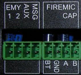 Die Wiedergabe der gespeicherten Alarm- und Voralarm-Meldung kann durch einen externen Meldeanschluss (EMY1 und EMY2) ausgelöst werden.