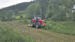 Auch in der Landwirtschaft kommt die Firma zum Einsatz, wie beispielsweise beim Abschleppen von Wiesen, Mulchen von Grün, Weide,
