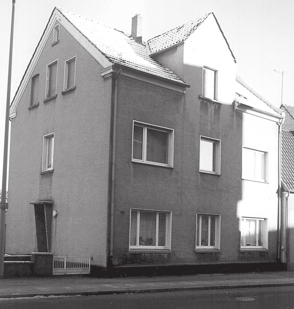 Bült 40 (früher Ostmauer 40) Daten: 1904 Neubau eines Stalles (vermutlich das rückwärtige Gebäude). Bauherr Franz Böcker. Architekt: August Schaffert.