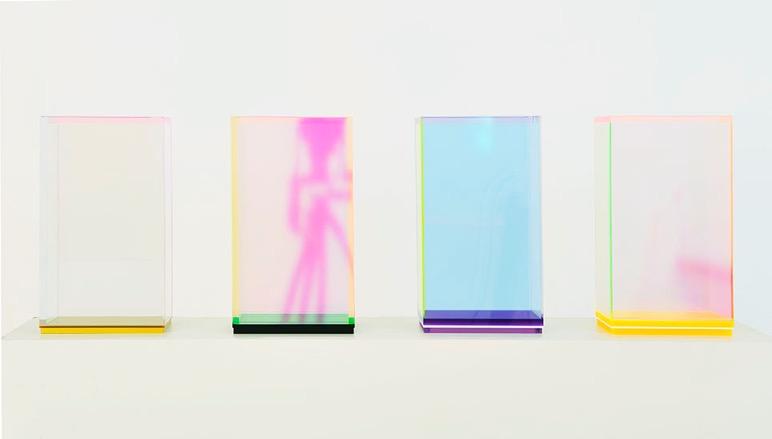 mini steles, 2017, 4-teilig, Acrylglas, fluoreszierend, 32 x 20 x 10