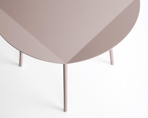 \ LEITO ist ein dekoratives Satztischsystem dessen Besonderheit in der flexiblen Kombination unterschiedlicher Beinhöhen mit unterschiedlich geformten Tischplatten besteht \ Die Kantung der