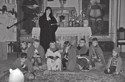 Um 17:00 Uhr begann die Gedenkfeier in der Kirche, wo die Geschichte vom heiligen Martin erzählt und von den Kindergartenkindern nachgespielt wurde.