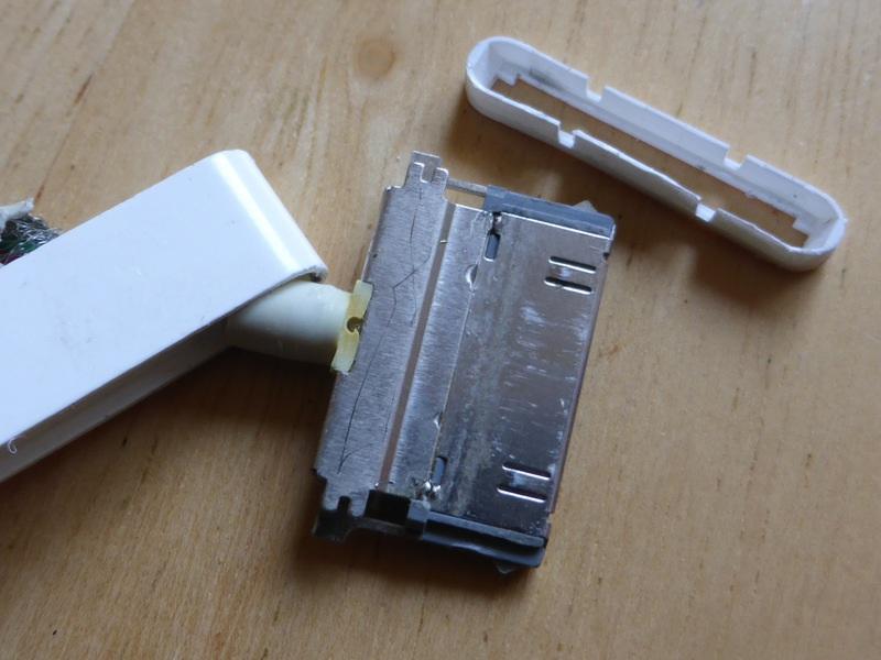 Schritt 6 Die Teile eines Apple-Kabel Ein Apple-Kabel hat einen wesentlich robuster 30-Pin-Stecker als billiger Nicht-Apple-Kabel.