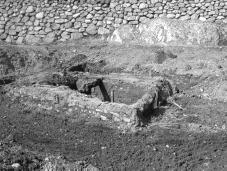 16 Chronik Mitteilungsblatt April 2003 Historischer Fund Bei Grabarbeiten im Bachbett der Schesa stießen Arbeiter der Firma Zech-Kies auf Überreste von Gebäuden.