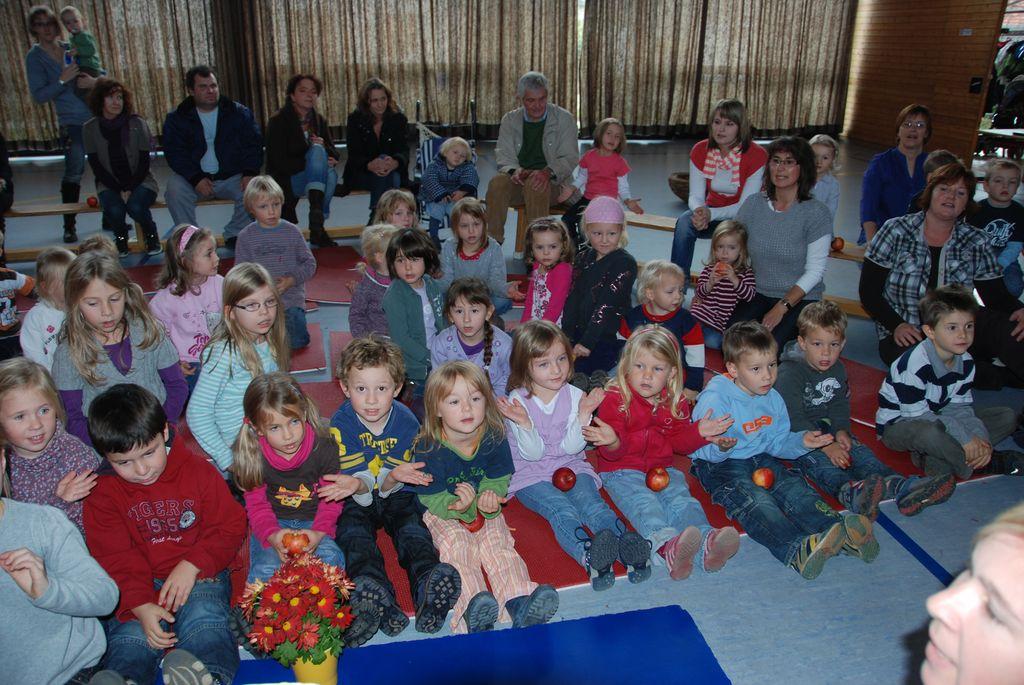 Der Kindergarten und die Grundschule Bollingen erhielten eine Urkunde für die gesammelten Meilen, jedes Kind bekam als kleines Dankeschön für den großen Einsatz einen leckeren Prima Klima Apfel.