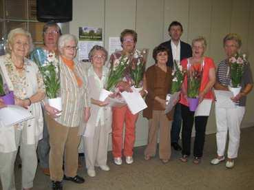 7 Jubilarinnen wurden für langjährige Mitgliedschaft mit Anstecknadel, Urkunde und natürlich auch mit Blumen geehrt.