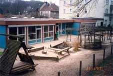 Aber das Gebäude des ehemaligen Kindergartens hinter dem Francke - Haus blieb nicht lange ungenutzt: der ursprünglich im Wichernhaus stattfindende Jugendtreff Sit-Down zog am 7.
