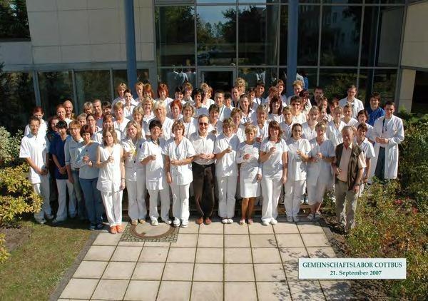 Das Laborteam Gesamt: 210 Mitarbeiter Cottbus : Nebenbetriebsstätten: Kurierfahrer: Laborpersonal: 150 Mitarbeiter