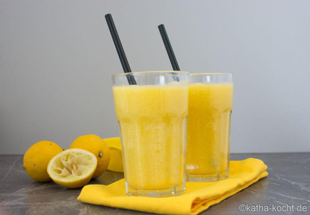 ZUTATEN FÜR 2-3 GLÄSER: 1 Mango 1 süße Ananas 150ml Mineralwasser 3 Orangen 2 Zitronen 6-7 Eiswürfel ZUBEREITUNG: Die Mango vom Stein schneiden und schälen.