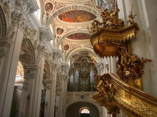 Dabei lernen Sie die Sehenswürdigkeiten der Stadt kennen. Außerdem besichtigen Sie heute den Passauer Dom mit der größten Kirchenorgel der Welt.