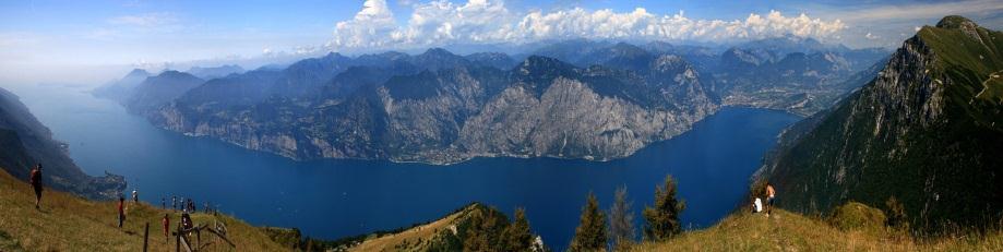 Oder Sie erkunden die Gardaseeregion, die alten malerischen Orte, den über 2000m hohen Monte Baldo oder nehmen an einer Weinverkostung erlesener italienischer Weine teil.