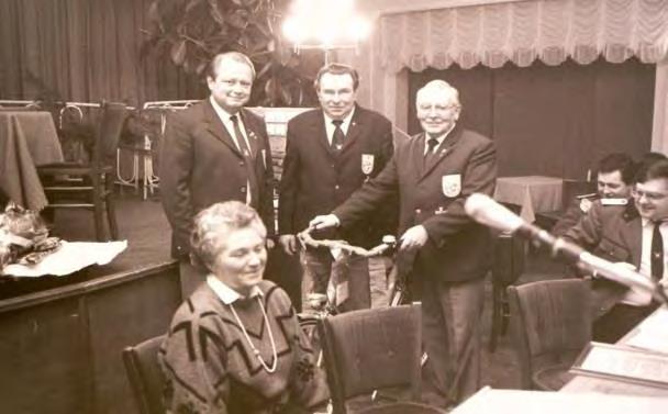 37 1979 Werner Berg tritt aus gesundheitlichen Gründen zurück Er erhielt 1981 das Bundesverdienstkreuz. 1979 2. Vorsitzender Herbert Reese, Gehlenbeck 1. Kassiererin Hannelore Buschendorf, Pr.
