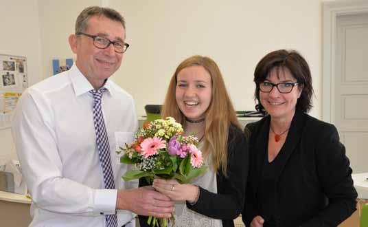 Sophies Coach bei der Sendung: Johannes von Revolverheld Rektor Heribert Kaiser und Stellvertreterin Eva Meier bedanken sich mit Blumen für die gelungenen Auftritte.