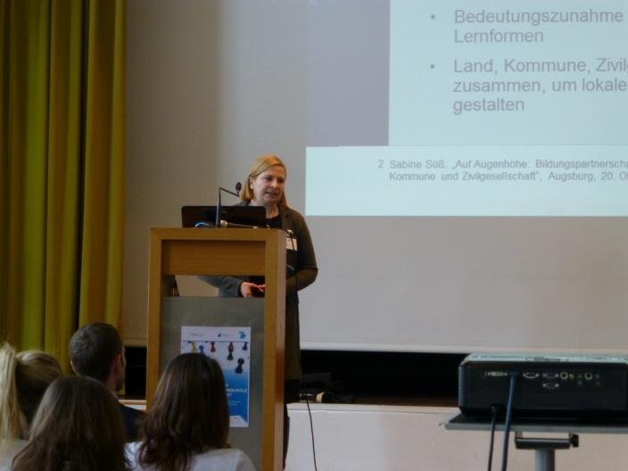 Oktober 2016 in Augsburg bot den rund 80 Teilnehmerinnen und Teilnehmern einen erfahrungsgeprägten Einstieg in die Zusammenarbeit von Kommunen mit lokalen Stiftungen und weiteren Akteuren der