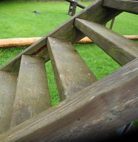 Als Material wurde Lärchenholz ausgewählt, das den Witterungseinflüssen über viele Jahre hinweg standhalten wird. Am Samstag, 09.09.2017, wurde dann die alte Treppe entfernt.