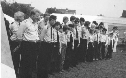 Fahrten und Aktionen 229 Der Lohn für die Arbeit war u. a. die erste größere Fahrt zusammen mit der Jugendfeuerwehr Lütjenburg im Oktober 1974 nach Berlin. Ein Zeltlager wurde in der Zeit vom 28.