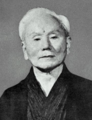 Woher Itosu die Pinan-Katas übernommen hat, gibt es mehrere Vermutungen: Meister Itosu soll sie vor allem aus der Kata Kushanku (jap. Kanku ) mit Elementen aus Passai und evtl.