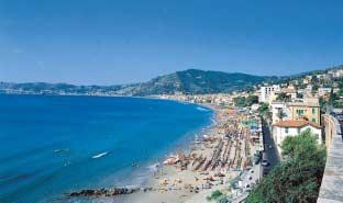 Blumenriviera Zauber am Golf von Triest Die Riviera erstreckt sich von Genua bis an die französische Grenze. Die einstige Millionärsküste hat sich inzwischen in ein Paradies für jedermann verwandelt.