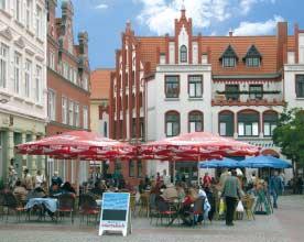 Überall riecht es nach Fisch, Bodden und Meer. Und alte Seebäder - frisch renoviert - zeugen von kaiserlichem Glanz. Erleben Sie mit uns die alten Hansestädte Wismar und Lübeck.