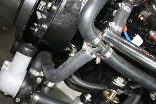 Änderung Kühlwasserführung Bei der Montage von MIZU P-Maxkrümmern an den Motortypen MPI 5,0 und 5,7 Liter Ist