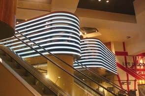 weiterführt. Dabei wird vom Erdgeschoss mit LED- Bändern, bestehend aus V:LED Flex Mono 300 LED-Flexband, geschickt der Blick auf die Balustrade im oberen Stockwerk des Shops gelenkt.