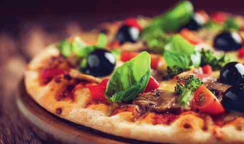 Alle unsere Pizzen sind mit Tomatensauce und Käsebelegt. Basispizza mittel groß dünn 24cm 28cm 30cm belegt mit Tomatensauce und Käse.