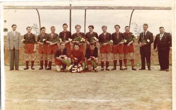 Die Meistermannschaft von 1955/ 1956. Stehend v.lks.