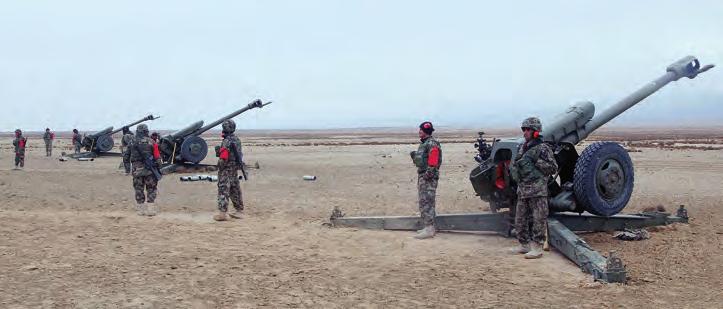 Afghanischer Geschützzug feuerbereit derarten wurden auch weitere Ausbildungen für die afghanischen Counterparts realisiert. Hierzu gehörte u. a. eine Weiterbildung auf Korps-Ebene zum Thema Airspace- Management und Airspace-Deconfliction.