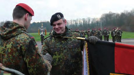 Im Rahmen eines Appells in der Unteroffizier-Krüger-Kaserne in KUSEL wurde durch den Kommandeur der Division_SÜD, Generalmajor Benedikt Zimmer, feierlich das neue Fahnenband verliehen.