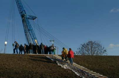 Festkommen des ndl. BMS "Hydra" Abb. 8: Plattform mit Zugangstreppe und Vlies Bergung Bereits am Samstag (12.02.
