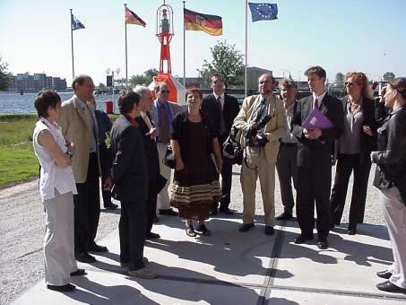 BMVBW - Pavillon "Nautica" Staatssekretärin Elke Ferner (7. v. l.) besucht NAUTICA mit Pressevertretern. Die Führung übernimmt Projektleiter Ch. Hinz (5. v. l.) in Begleitung des Amtsvorstandes des WSA Wilhelmshaven, Herrn Alker (2.