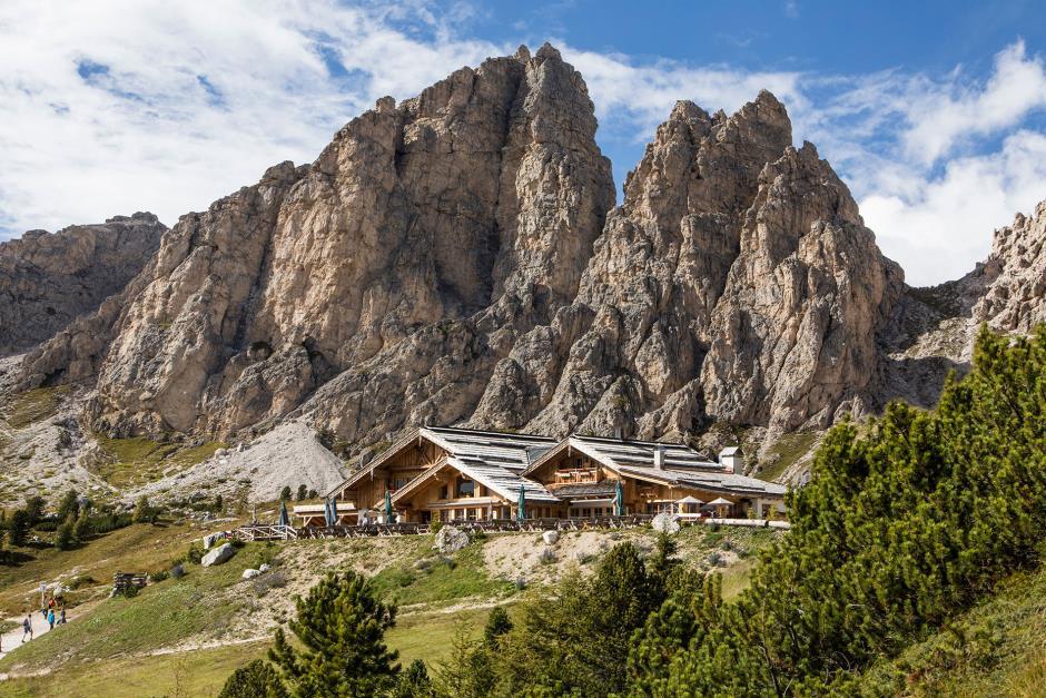 Tour 2: Der Kolfuschger Höhenweg zur Jimmyhütte, 2236 m Startpunkt der Tour: Kolfuschg Talstation Col Pradat - Bahn,1687 m; Wanderweg Nr. 4 Nr. 8/8A und Nr.