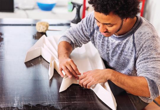 Mit Sipho Mabona ist die traditionsreiche Papier-Falttechnik aus Japan in der Gegenwartskunst angekommen. Der international renommierte Origami-Künstler haucht dem unscheinbaren Material Leben ein.