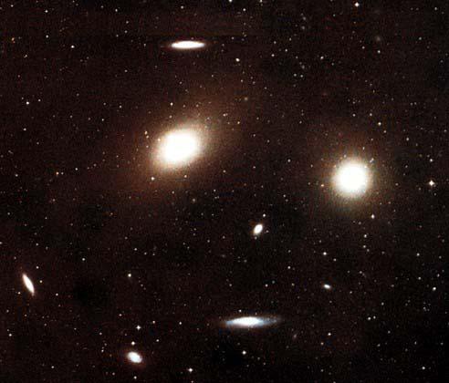 Virgo Haufen 2000 Galaxien, 10 12 Zentrum: 3 giant ellipticals